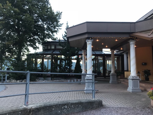 スイス・ワーテンスタインのホテル玄関