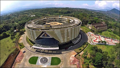 Sejarah Unpad Sejarah Unpad Universitas Padjadjaran didirikan atas prakarsa para pemuka masyarakat Jawa Barat yang menginginkan adanya perguruan tinggi tempat pemuda-pemudi Jawa Barat memperoleh pendidikan tinggi untuk mempersiapkan pemimpin di masa depan.Setelah melalui serangkaian proses, maka pada tanggal 11 September 1957 Universitas Padjadjaran secara resmi didirikan melalui Peraturan Pemerintah No. 37 tahun 1957, dan diresmikan oleh Presiden Soekarno pada tanggal 24 September 1957. Pada awal berdirinya, Unpad hanya mempunyai 4 (empat) fakultas. Saat ini Unpad telah berkembang menjadi salah satu universitas terkemuka di Indonesia dengan 15 fakultas dan 1 Program Pascasarjana. Program pendidikan yang ditawarkan terdiri atas 9 Bidang Ilmu Doktor dan 18 Program Studi Magister, 42 Program Studi Strata I (S1), 4 Program Studi Profesi, 26 Program Studi Spesialis,1 Program Diploma (D-4), dan 27 Program Studi Diploma (D-3).Terdapat Program Pascasarjana Nonreguler, yaitu Doktor (S3) 4 Bidang Ilmu dan Magister (S2) 11 Program Studi yang dikelola oleh masing-masing fakultas dan program kerja sama antar lembaga (Unpad dengan instansi lain) Dari 15 Program S1, empat di antaranya merupakan fakultas baru, yaitu Fakultas Ilmu Keperawatan, Fakultas Perikanan dan Ilmu Kelautan, serta Fakultas Teknologi Industri Pertanian dikembangkan pada tahun akademik 2005/2006. Fakultas baru, yaitu