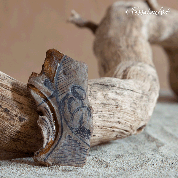 Ciondolo realizzato a mano con legno, corda e decorato con sabbia e frammenti di conchiglie
