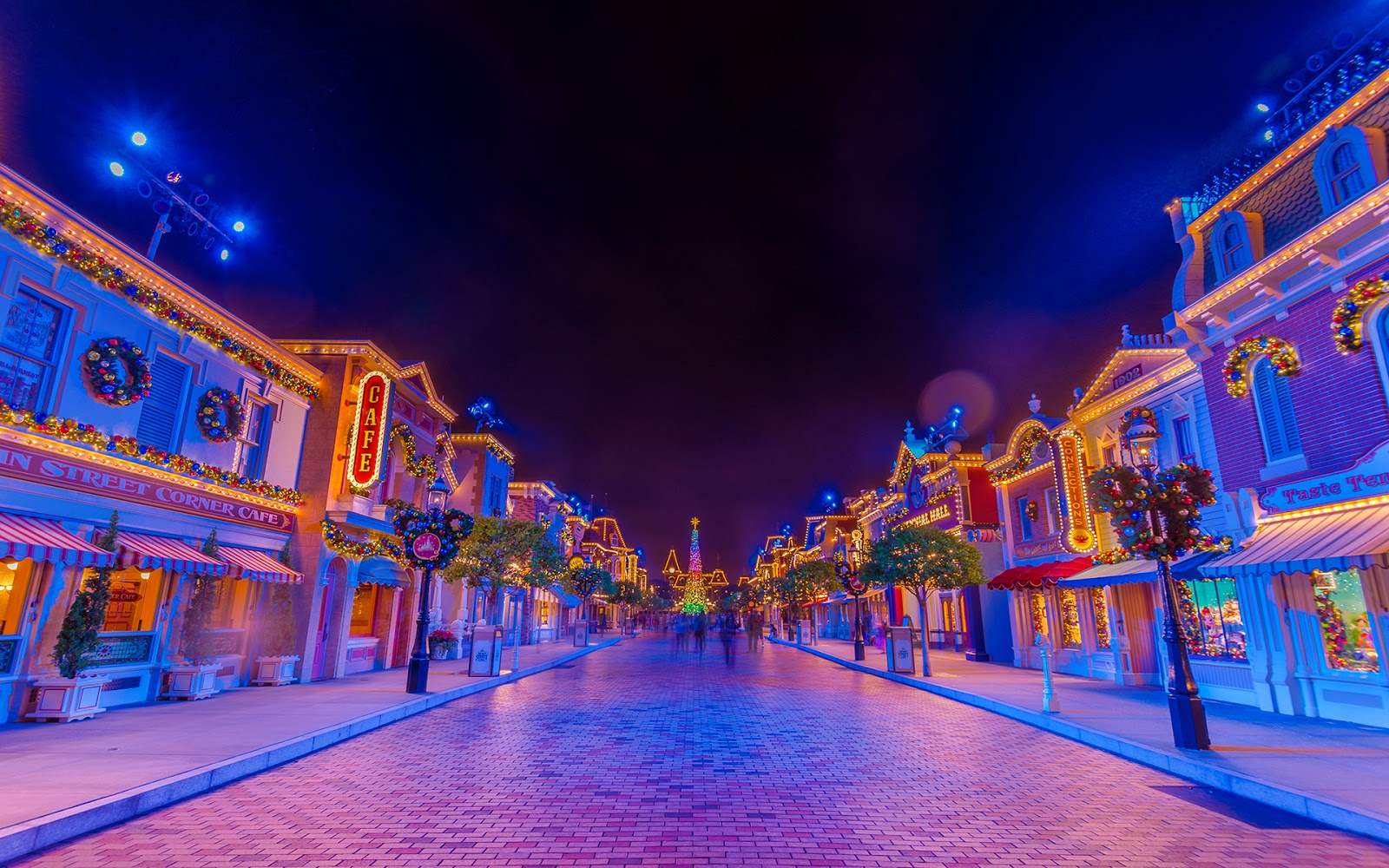 A Christmas Hint on Hong Kong Main Street