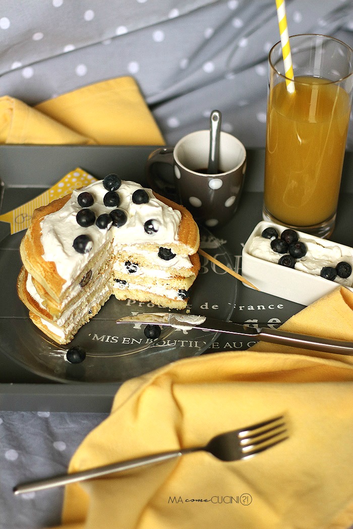 pancakes con crema di ricotta e mirtilli