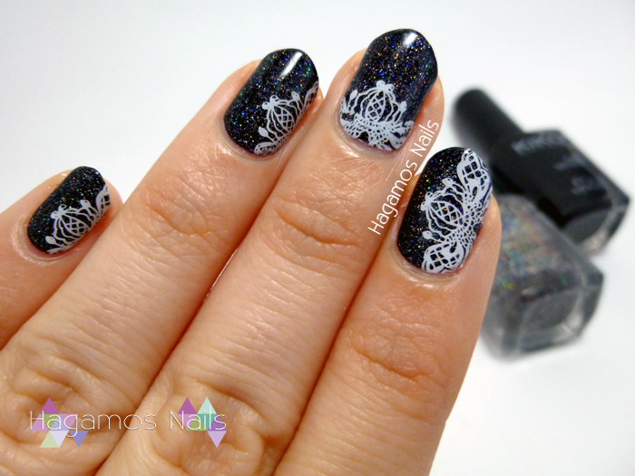 Nail Art Negro Holográfico con Flores de Encaje. Hagamos Nails