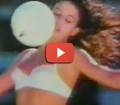 Propaganda da Calcinha DeMillus com mulheres jogando futebol em 1989