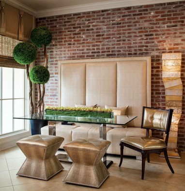 Schöne-esszimmer-mit-backsteinwand-inklusive-Benutzerdefinierte-Banquette-Dekor-und-eine-Prise-Grün