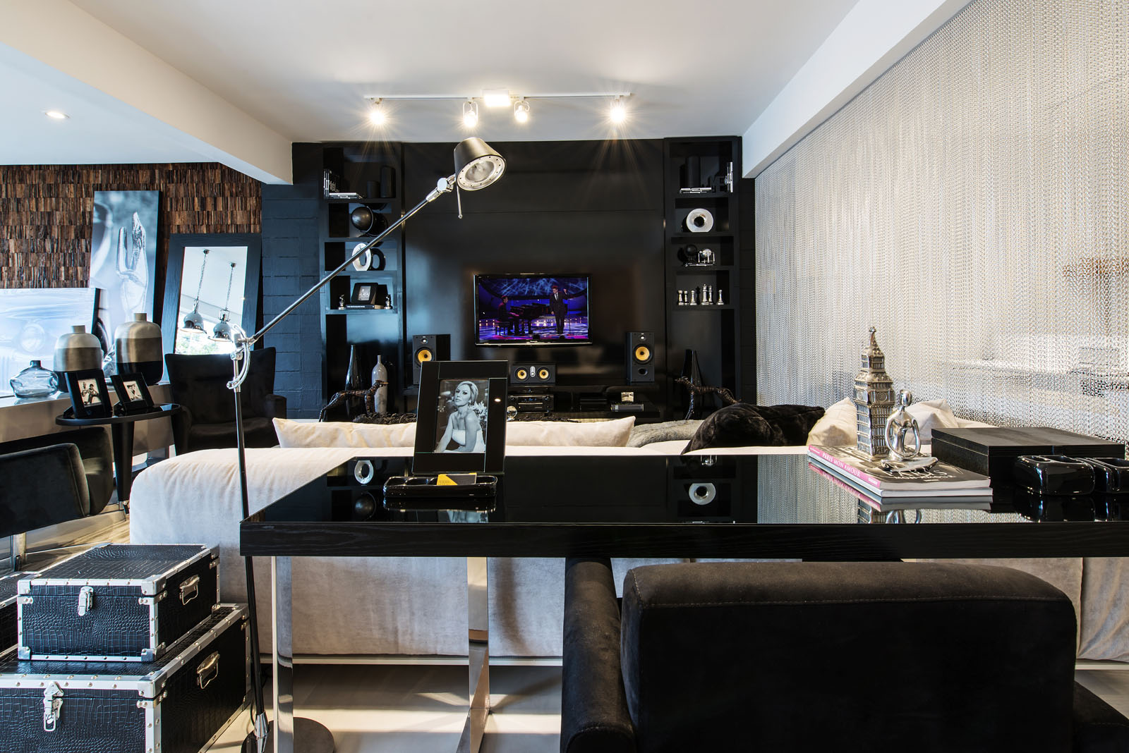 Sala de jantar, home theater e home office integrados com decor preto e