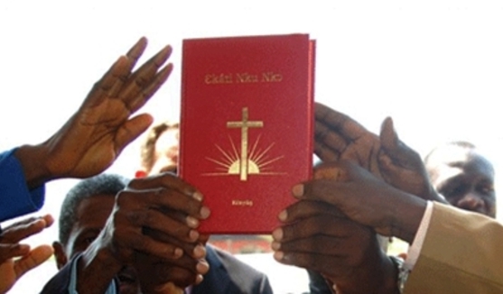 Cristianos de Camerún con Biblia cristiana