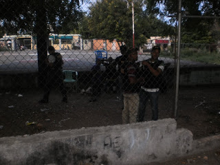 Agentes de la DNCD amanazaron con golpear y romper cámara a periodista Matos Espinosa