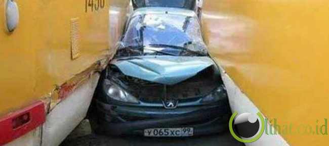 Peugeot 206 terjepit diantara dua bus