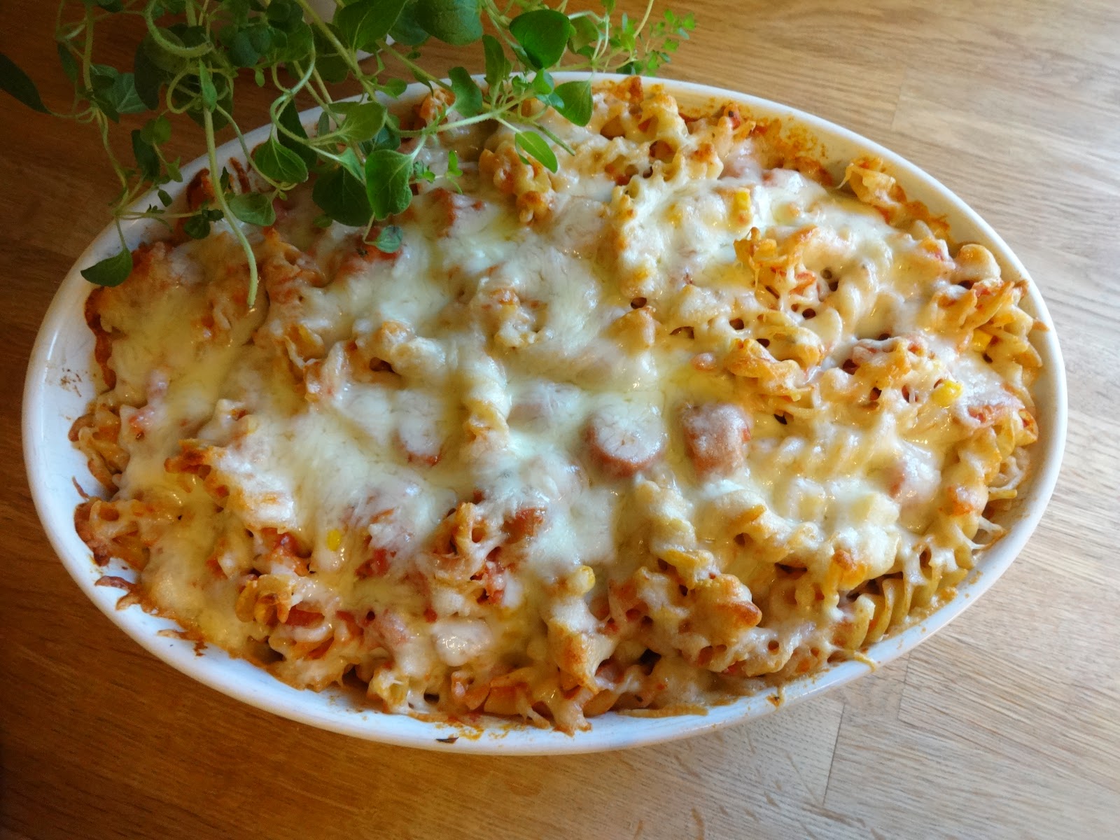 oppskrift pølsegrateng med tomatsaus