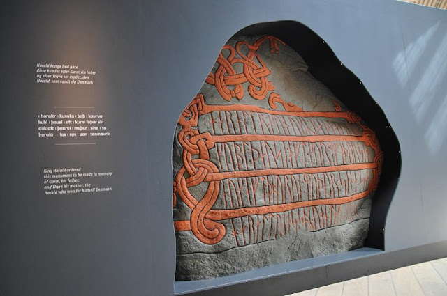 Muzuem w Jelling - kopia kamienia runicznego