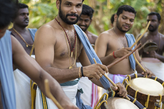 hombres con tambores en Kerala