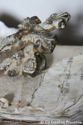 Crucifix chiné posé sur un vieux livre déchiqueté