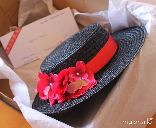 Sombrero canotier copa baja negro con cinta y flores en rojo desmontable diadema flores