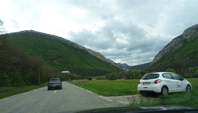 Graues Wetter, Bergtal im Blickwinkel, eine Landstraße die ins Tal führt