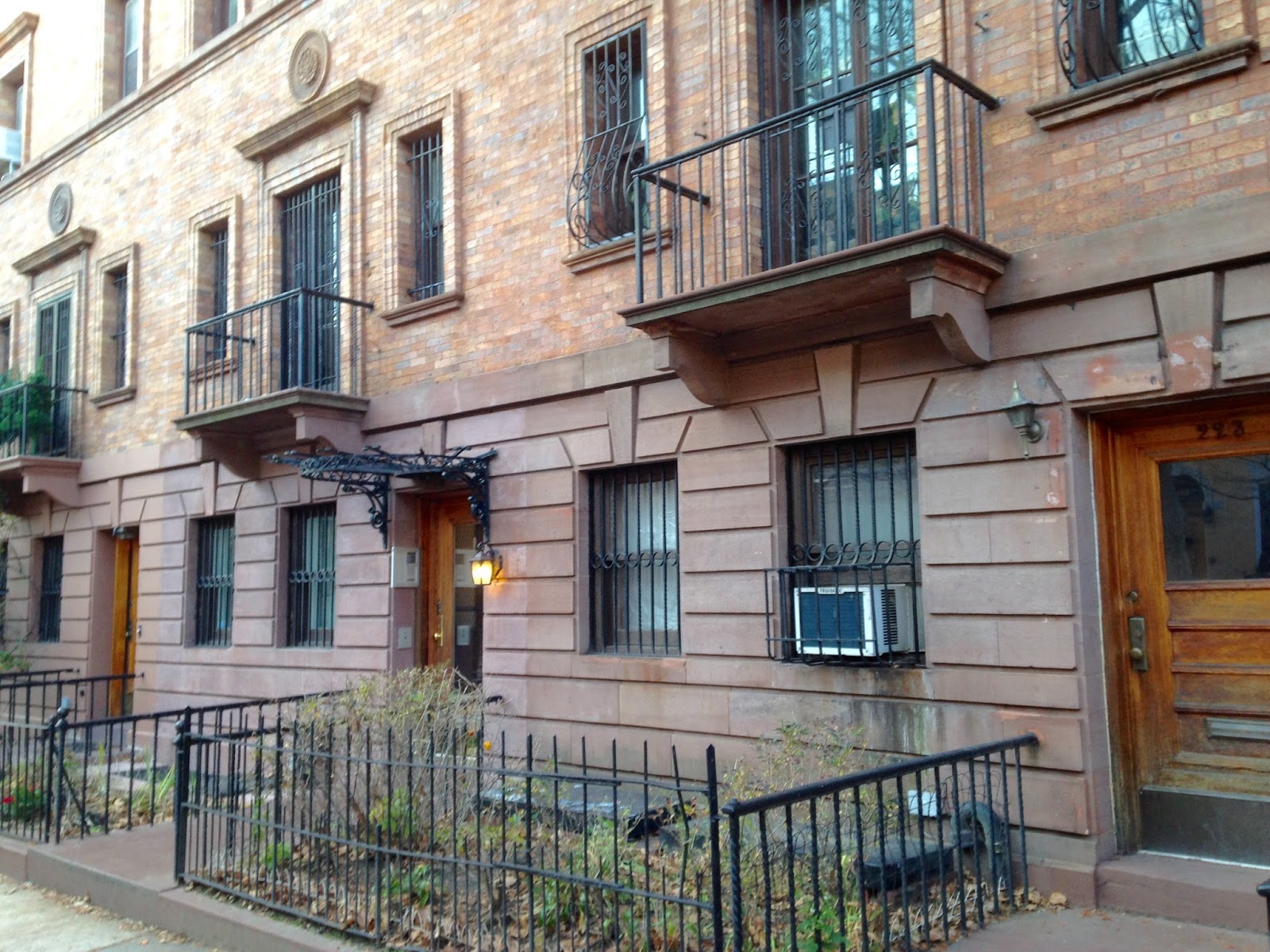 travels Strivers' Row, 139th St. (North side), Harlem, Manhattan, New