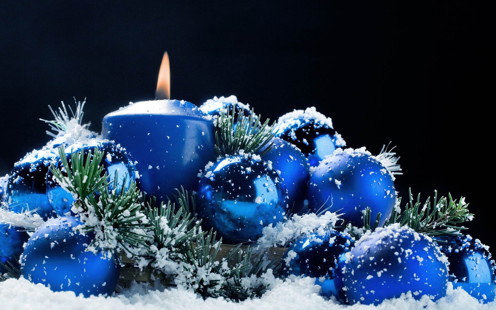 http://2.bp.blogspot.com/-ciuXjCSdtnc/UIrUB1M1ueI/AAAAAAAAH9c/tCaVcZkgUEg/s1600/kerst-wallpaper-met-blauwe-kerstballen-en-een-brandende-kaars.jpg