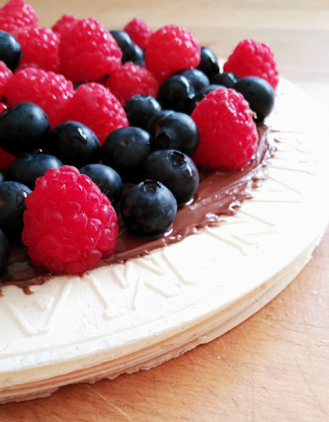 tarta de obleas con frutas y Nutella