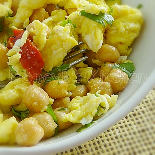 Garlicky Scrambled Eggs with Chickpeas and Cilantro Grumpy's Honey Bunch