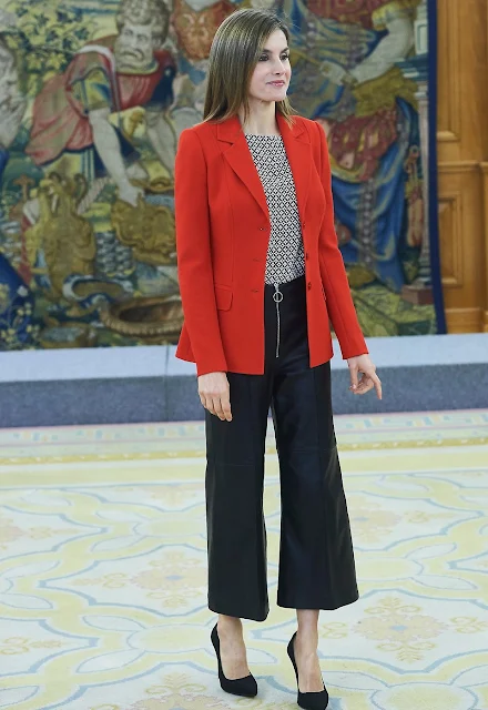 Queen Letizia met with the winners of the 2015 'National Fashion Awards. UTERQUE Nappa Trousers, CAROLINA HERRERA blouse