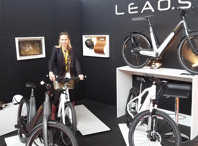 Redakteurin Jul Krabetz von CarsInFashion Magazine testet E-Bike von Leaos