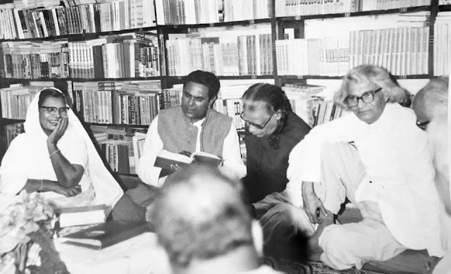 लोकभारती में पाठ करते अमृतलाल नागर, साथ हैं महादेवी वर्मा, इलाचंद जोशी व सुमित्रनंदन पंत