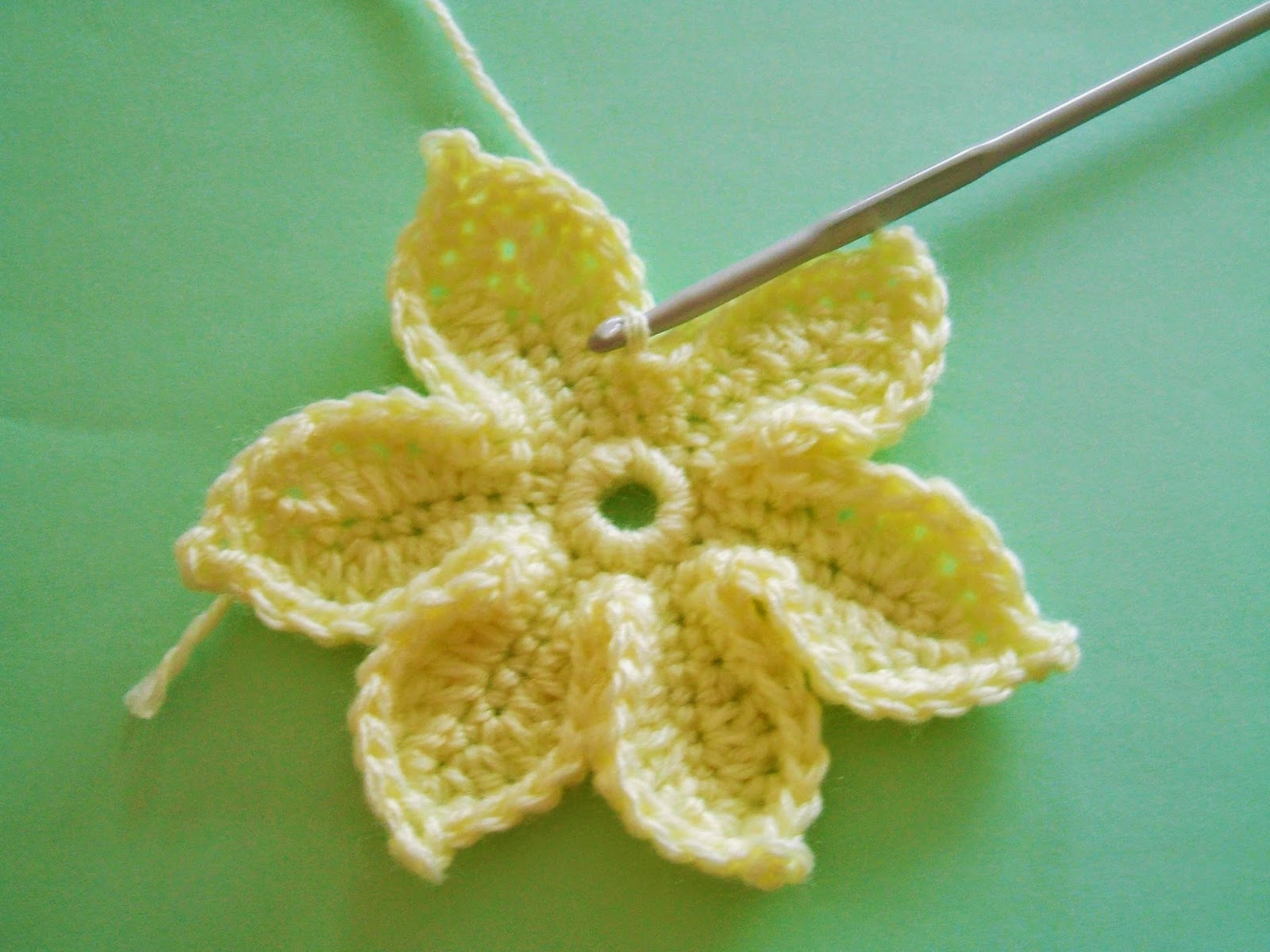 She Loves To Crochet The Daffodil Pattern and Tutorial