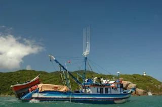 Barco de la asociación de pescadores de Florianopolis que sirvió de apoyo durante los trabajos