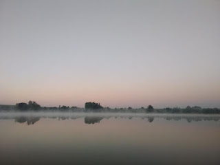 туман на окорском озере