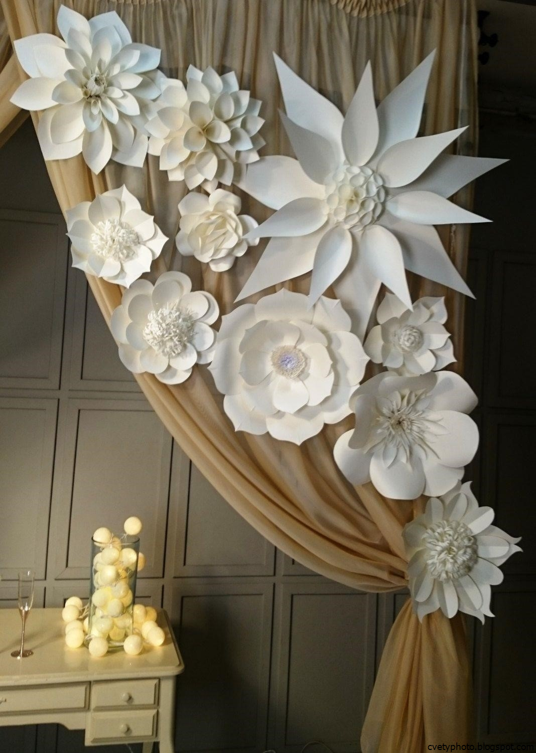 объемные цветы на стену. объемные цветы на стену. цветы для украшения зала. цветы бумажные. украшение зала объемными цветами из бумаги.