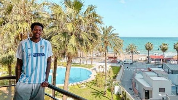 Dean Thompson - Unicaja - muestra una foto suya con la camiseta del Málaga