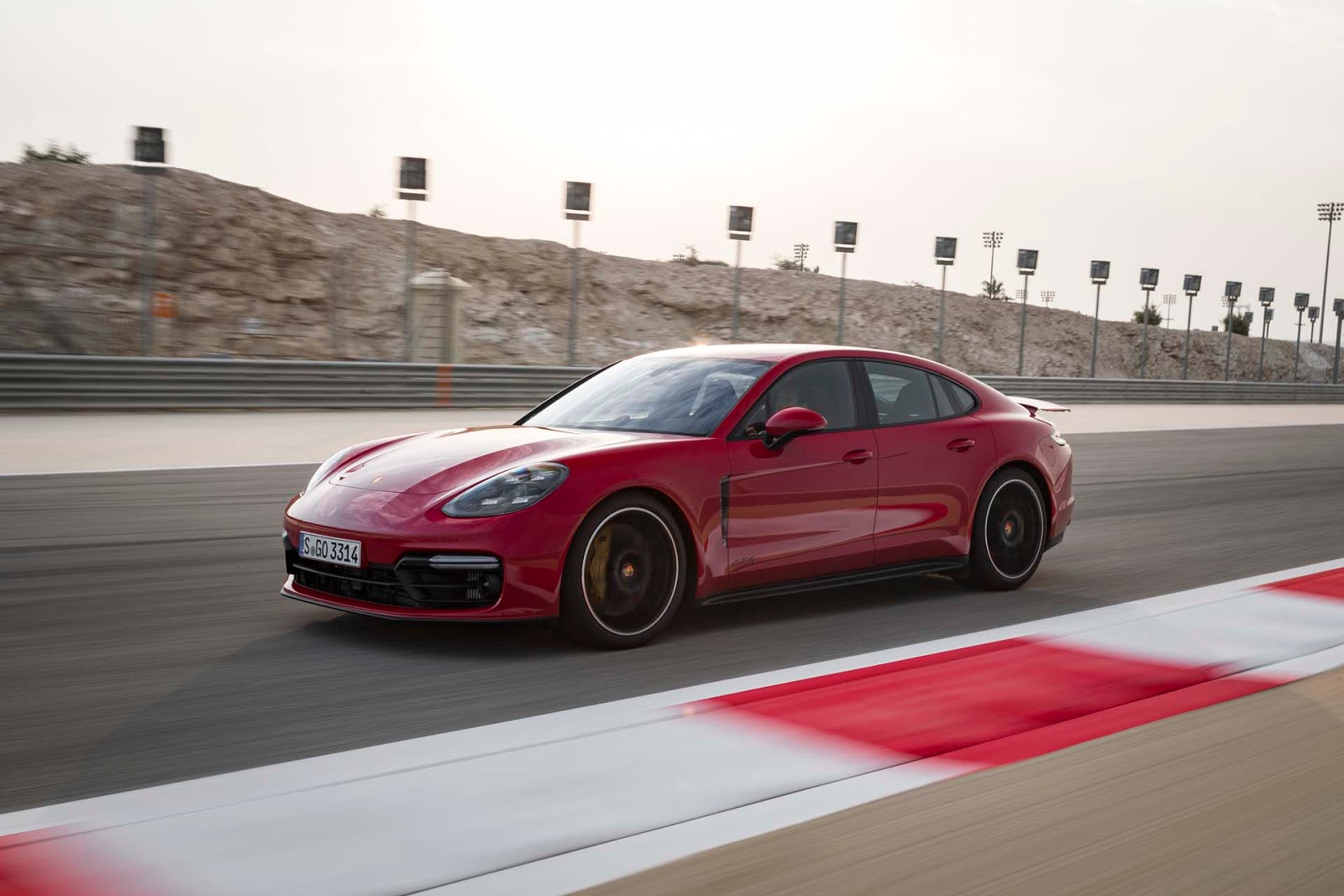 Xe Porsche Pannamera GTS Giá Bao Nhiêu Tiền Đời 2020 chiếc màu đỏ tươi rực rỡ