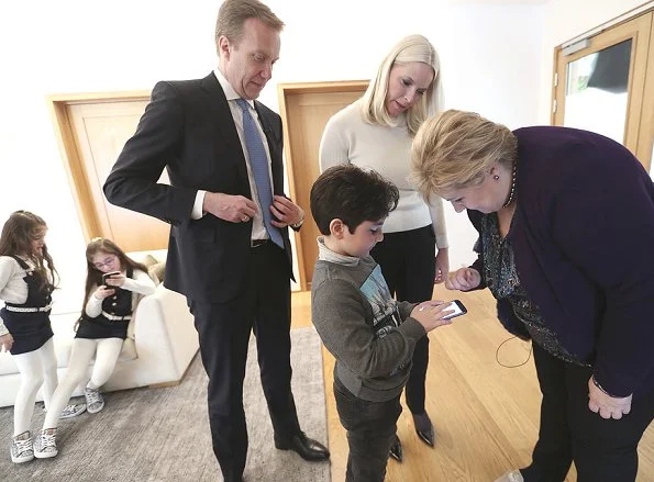 Crown Princess Mette-Marit, together with Prime Minister Erna Solberg and Minister of Foreign Affairs Borge Brende started the launch of a mobile game app