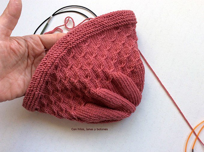 Con hilos, lanas y botones: DIY capota de punto para bebé (patrón gratis)