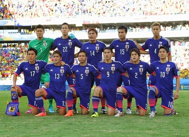 Футбол япония j лига. Сборная Японии по футболу 2010. Samurai Blue Международная футбольная команда флаг.