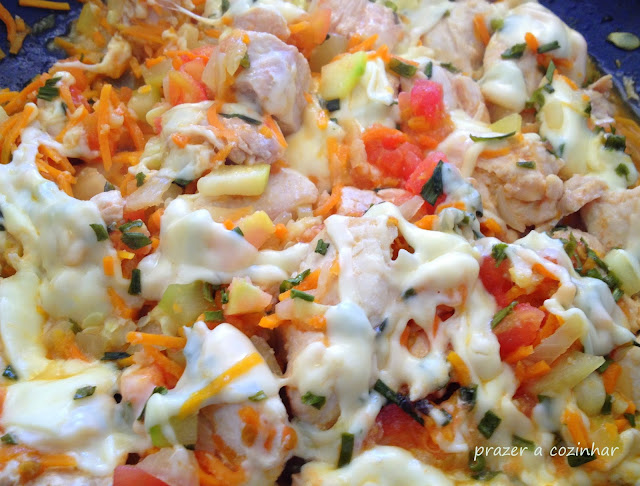 prazer a cozinhar - Peitos de frango com curgete, cenoura, tomate e queijo