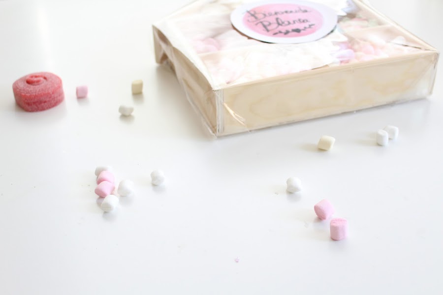 casita de madera con chuches para regalo de bebé