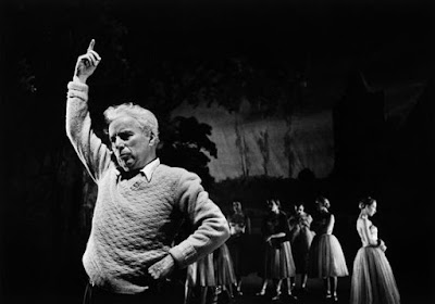 Чаплин репетирует с танцорами балетную сцену из "Огней рампы"