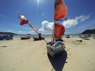 playa de Palmas En Auto a Brasil, barquitos pescadores con banderas de las boyas de pesca