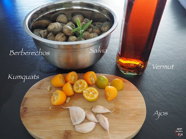 Berberechos al vapor, aromatizados con kumquats, salvia y vermut