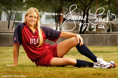 Pitcher sofbol Olimpik USA Jennie Finch yang cantik jelita