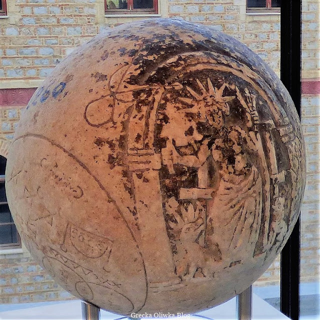 24 grudnia, Akropolis. 'Radosnych Świąt' z Partenonem w tle. Marmurowa, magiczna grecka kula, Muzeum Akropolis