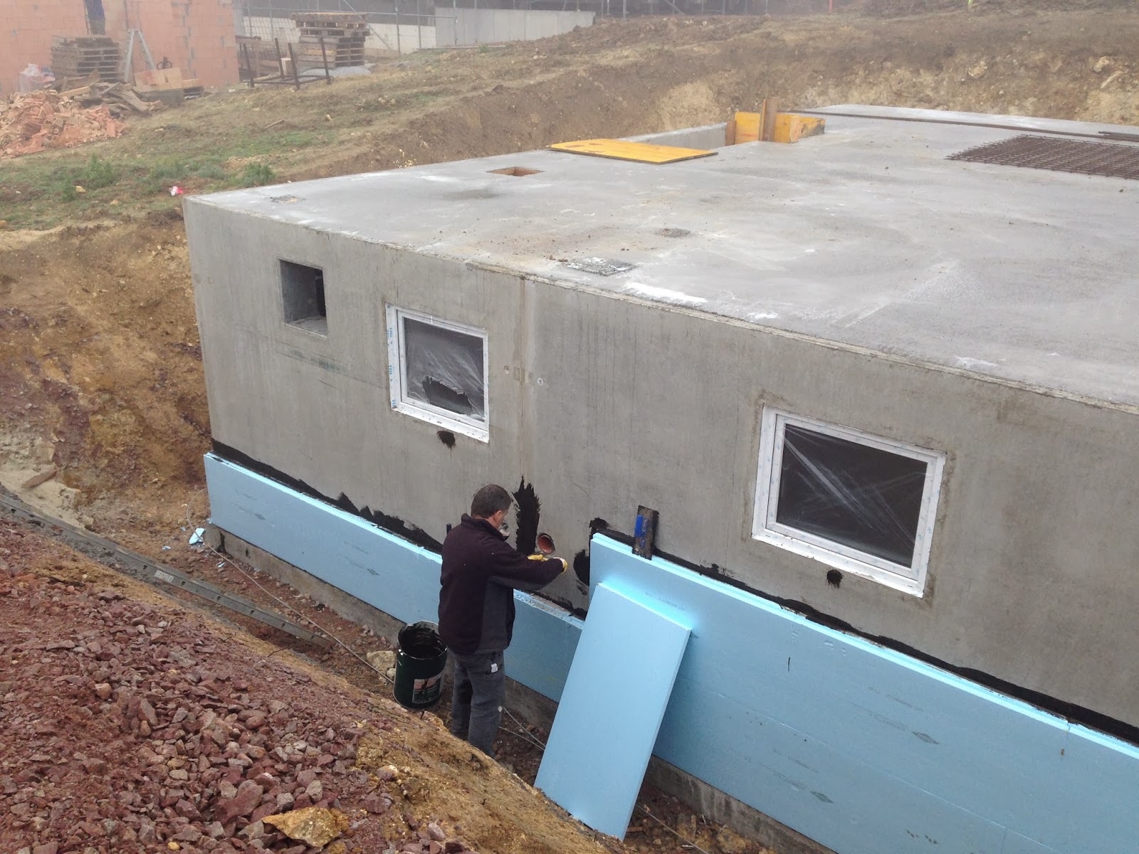 Ein Meisterstück Haus für M+A+D+E: Kellerdämmung und Lichtschächte