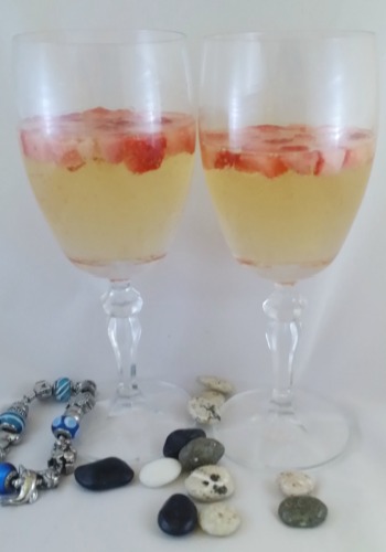 Unas copas de champagne con trocitos de fresas
