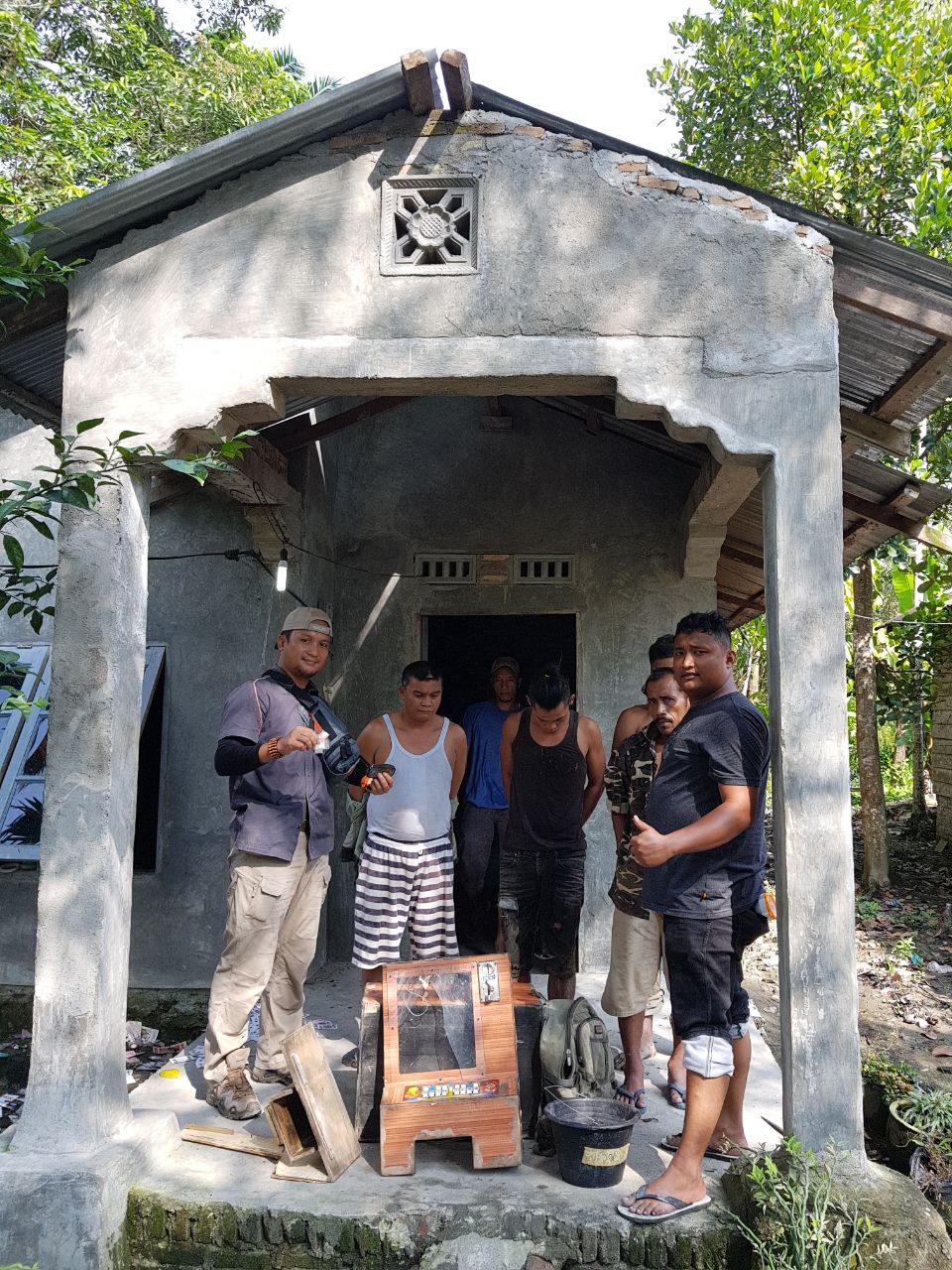Tersangka Murni Situmorang ketika diamankan dikediamanya. Tersangka Murni Situmorang ketika diamankan dikediamanya.