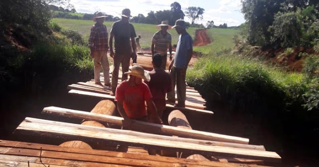 Descaso com a população. Cansados de esperar, moradores “tentam” arrumar ponte destruída