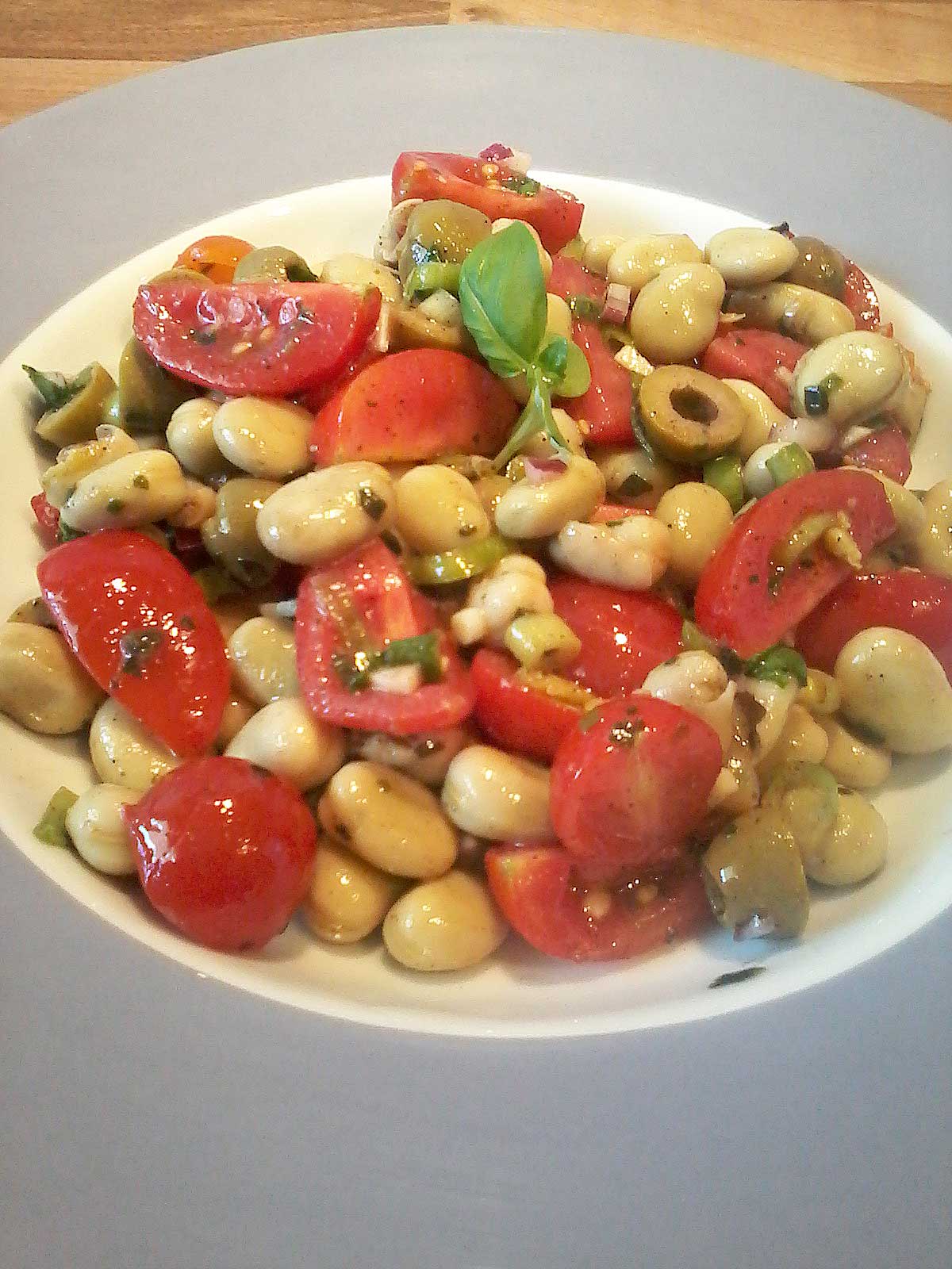 Clutching at straws...: Dicke Bohnen Salat mit Tomaten, Oliven und ... Clutching at straws...: Dicke Bohnen Salat mit Tomaten, Oliven und ...