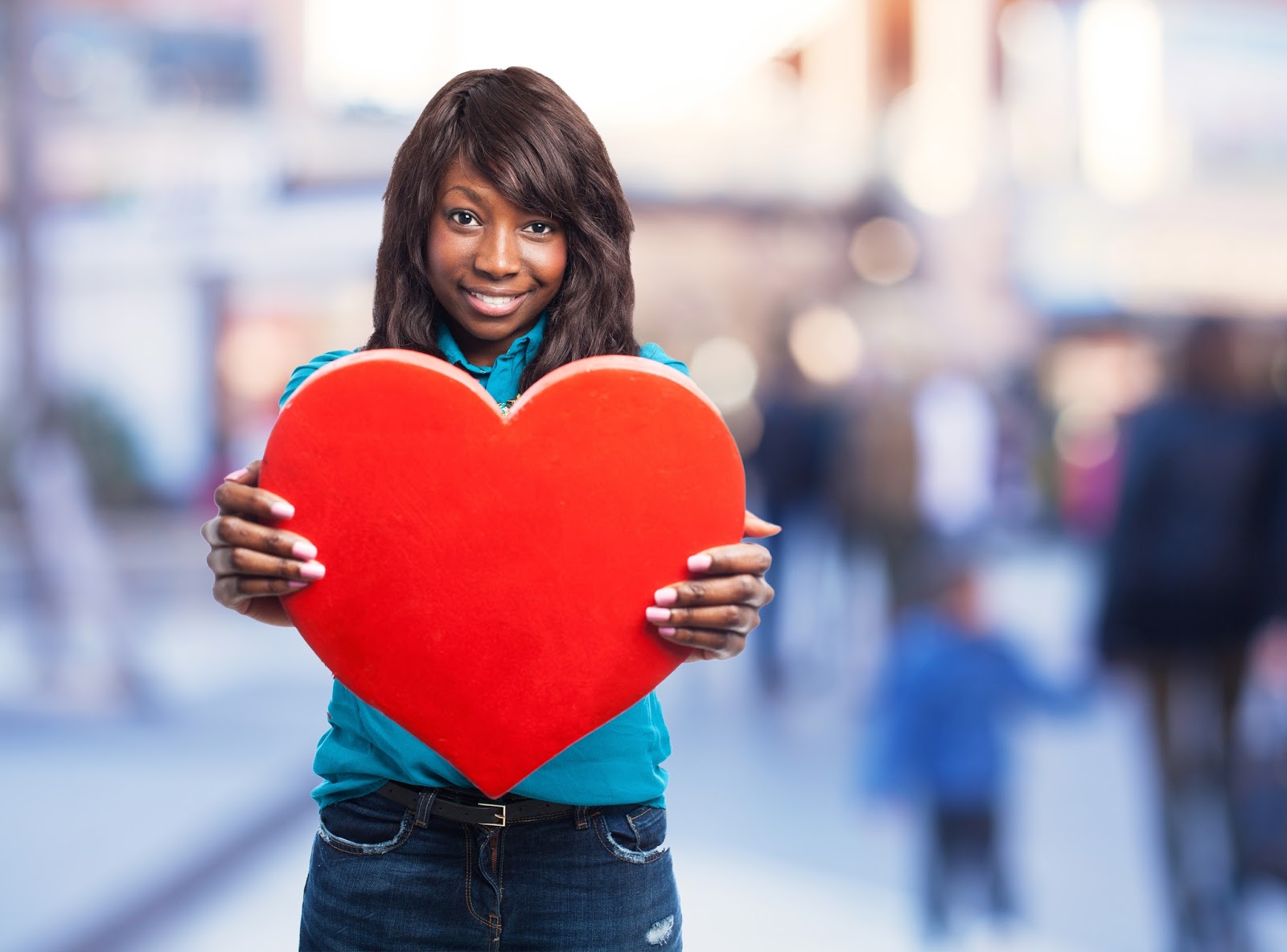 сердечки для детей. большое сердце. человек с широким сердцем. сердце в руках. большое сердце.