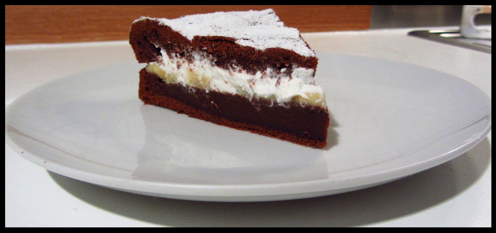 c-per-cucina-torta-al-cioccolato-farcita-con-panna-e-banane