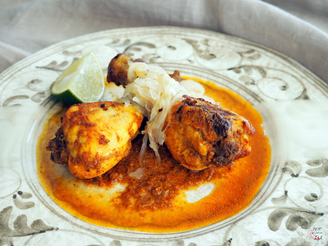 Pollo asado al horno macerado en una mezcla de yogur y especias, conocida como tandoori masala