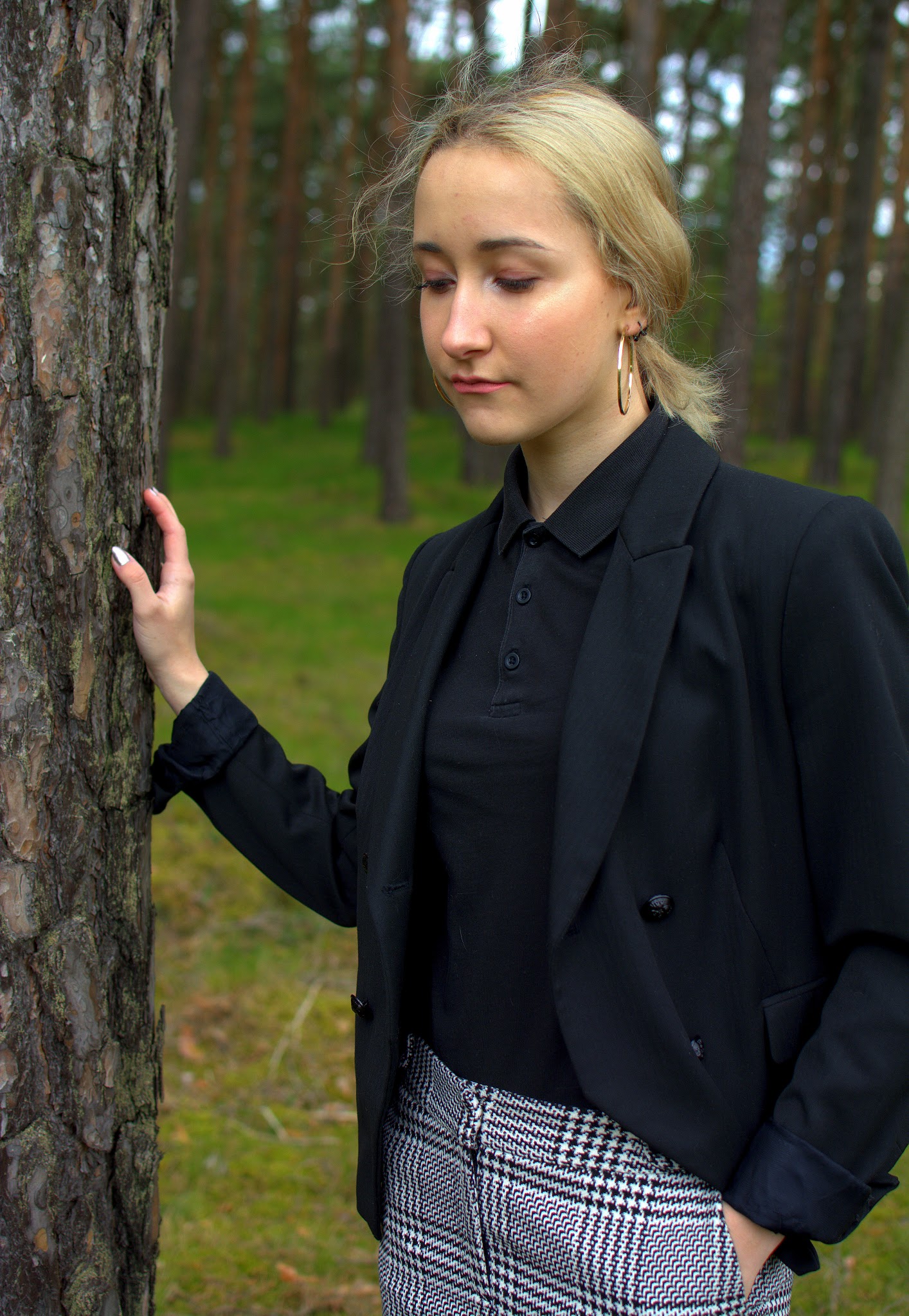 Cigarette trousers and hoop earrings